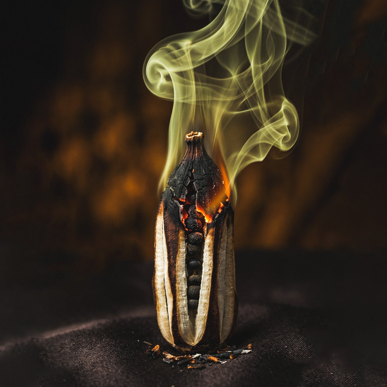 شمعة معطرة بالعود والهيل (400 مل)